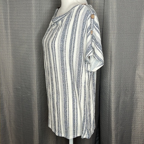 W5 BLUE AND WHITE STRIPED MEDIUM CAP SLEEVE BLOUSE WITH WOODEN BUTTON ACCENTS - Picture 5 of 7